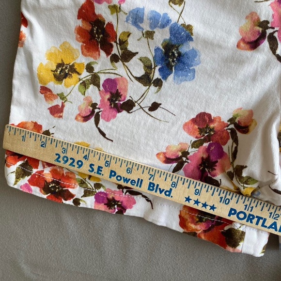 Gloria Vanderbilt Floral Shorts - Picture 7 of 7